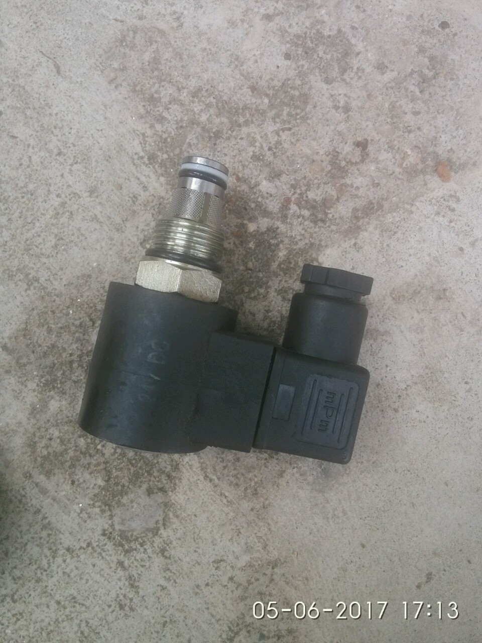 Guangzhou medium and large scissor lift small scissor lift down solenoid valve electric pressure relief valve