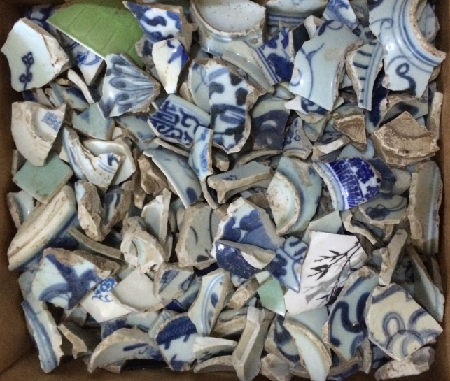 A box of about 3 catties for the Ming Dynasty Qing Dynasty Qing Dynasty Blossom Broken Porcelain Pieces