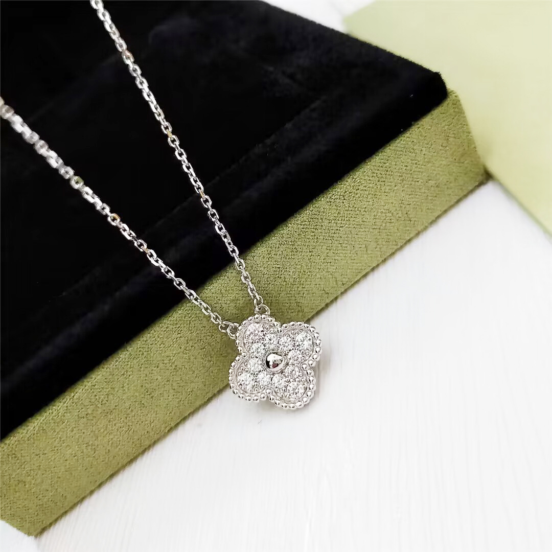 四つ葉のクローバー フルダイヤモンドネックレス スターリングシルバー モアッサナイトペンダント ジュエリー 女性用 軽量 高級 ニッチ フルボディ S925 鎖骨チェーン 新品