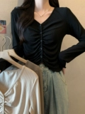 正肩v领长袖t恤女春秋冬新款内搭打底衫设计感褶皱不规则短款上衣