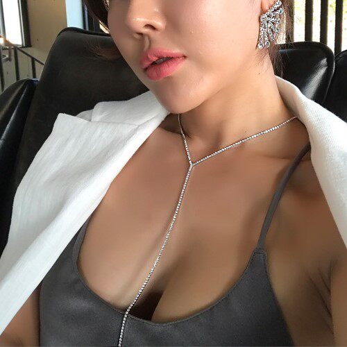 South Korea Sexy Low Chest Super Long Lock Chain Luxury Full Inlaid Drill Fine Chain Light Cooked Woman Taste Fashion Lock Bone Necklace