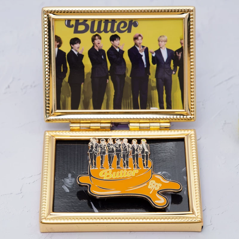 BTS Bulletproof Youth Group Butter metal badge and the same album of the same album should help small card hand -sized poster gifts