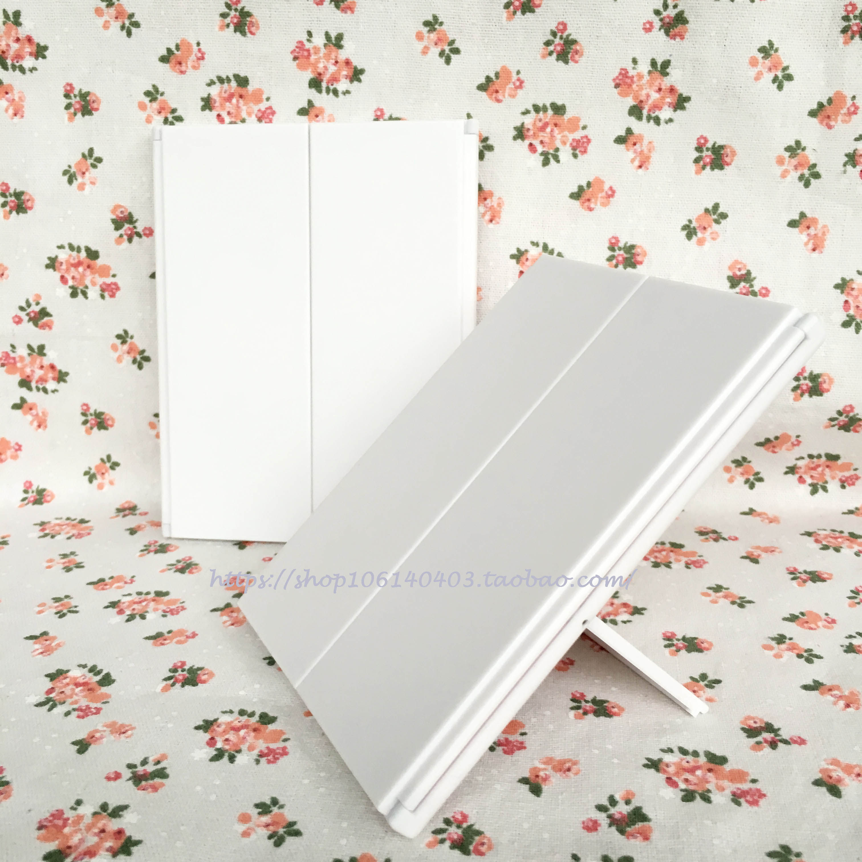 和風ミニマルデザインの正方形三面卓上鏡。折りたたみ式でパノラマ表示可能な学生用化粧鏡／ドレッシングミラー。