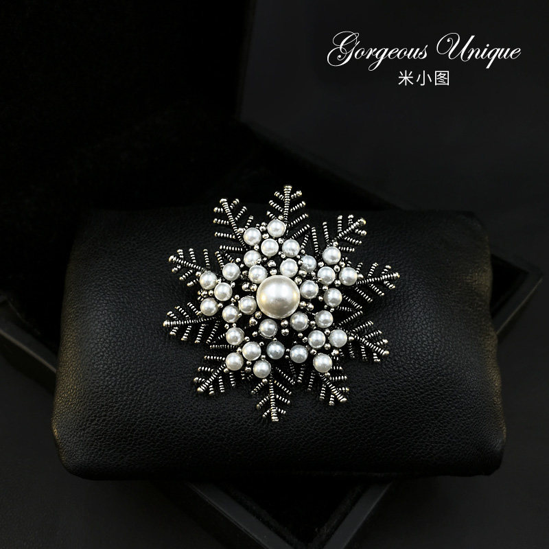 Retro restrained low-key brooch, high-end exquisite pearl snowflake brooch accessories, New Year gift 580
