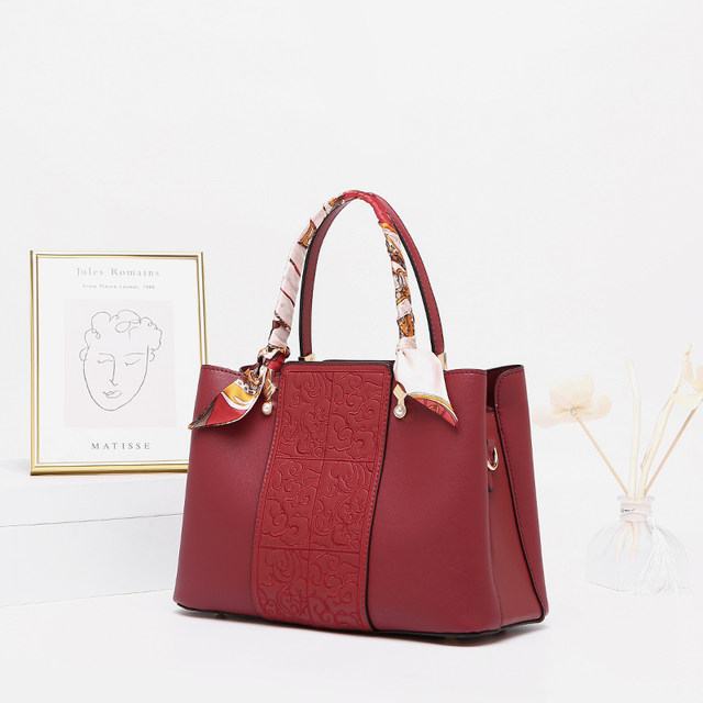 Hong Kong purchasing lady's bag mother's model 2022 new red wedding bag gift atmosphere middle-aged handbag