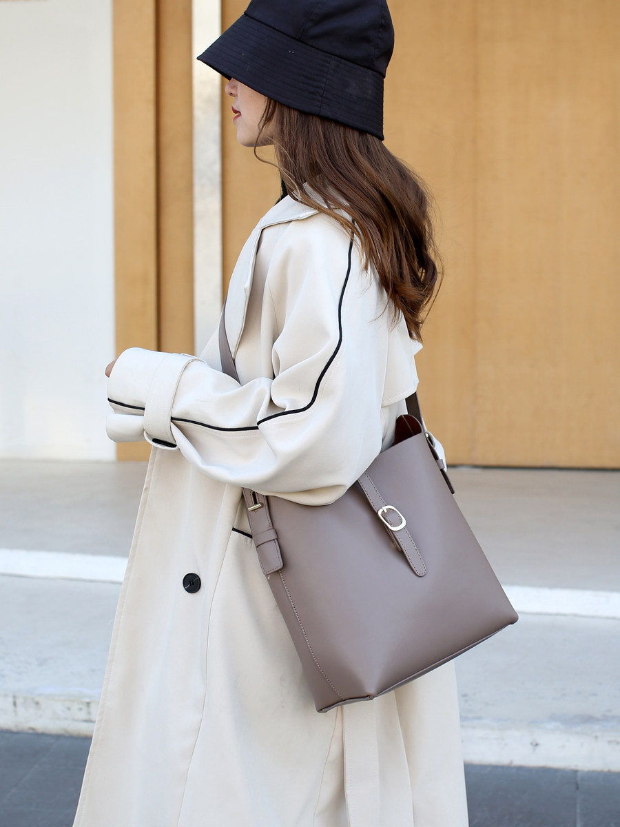 Ladies Leather One Shoulder Crossbody Bag Ladies Versatile Fashion Casual Send Mom Commuting Simple High-end Large Backpack