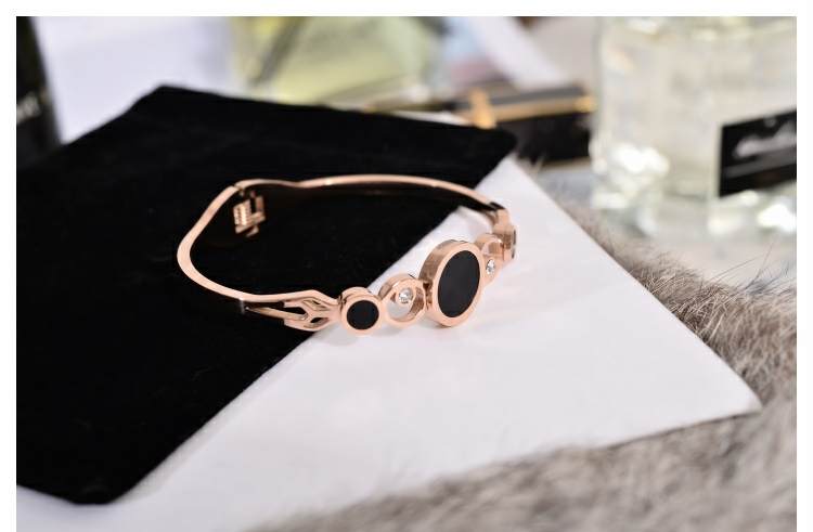 Vòng đeo tay tròn màu đen Hàn Quốc Vòng đeo tay vàng hồng 18K thanh lịch khí chất vòng đeo tay đơn giản bằng thép titan không gây dị ứng trang sức vòng tay pnj