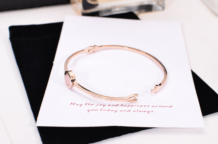 Phiên bản Hàn Quốc bằng thép titan mạ vàng hồng 18K, vòng đeo tay nữ vàng châu Âu và Mỹ Vòng đeo tay tròn màu đen đơn giản vòng cuff bạc