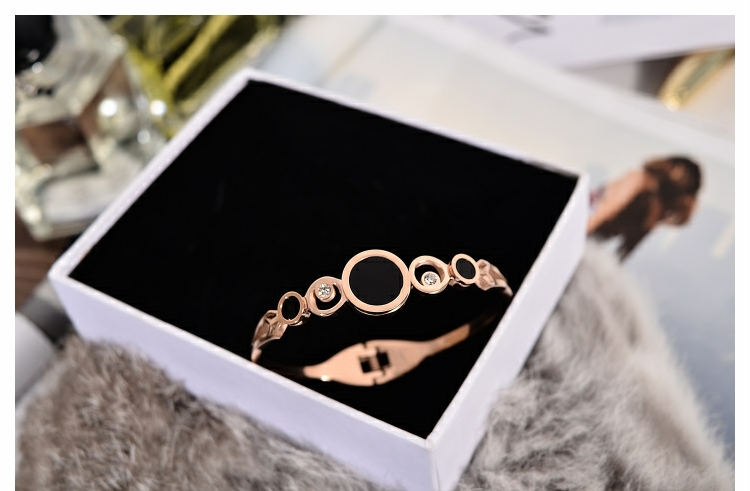 Vòng đeo tay tròn màu đen Hàn Quốc Vòng đeo tay vàng hồng 18K thanh lịch khí chất vòng đeo tay đơn giản bằng thép titan không gây dị ứng trang sức vòng tay pnj