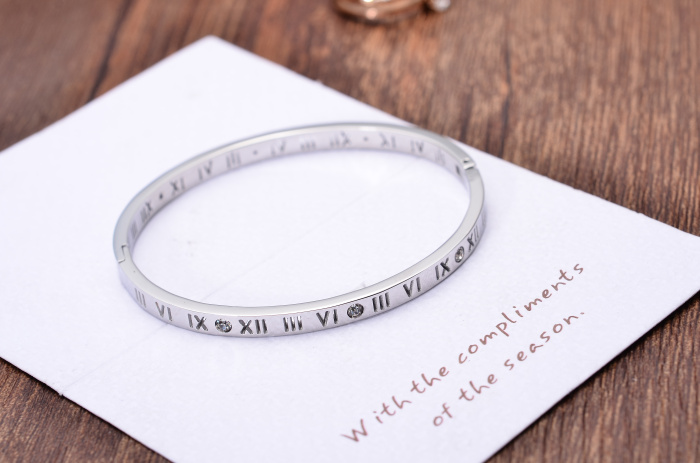Phiên bản Hàn Quốc cổ điển mạ vàng hồng 18K bằng vàng titan bằng thép La Mã vòng tay gỗ trầm hương