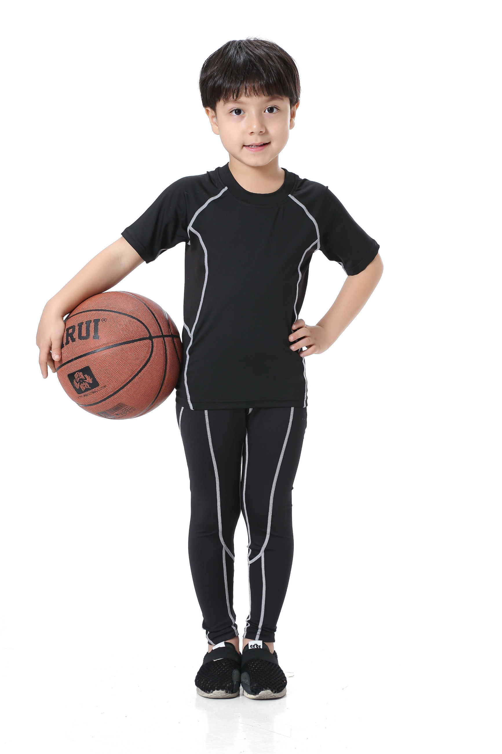 Детский тренировочный костюм. Дети в обтягивающих вещах мальчики. Дети в обтягивающих вещах мальчики Пума. Костюм для детей облегающей до шее.