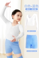 Удерживающий тепло комплект, белый свитер, синие шорты, V-образный вырез