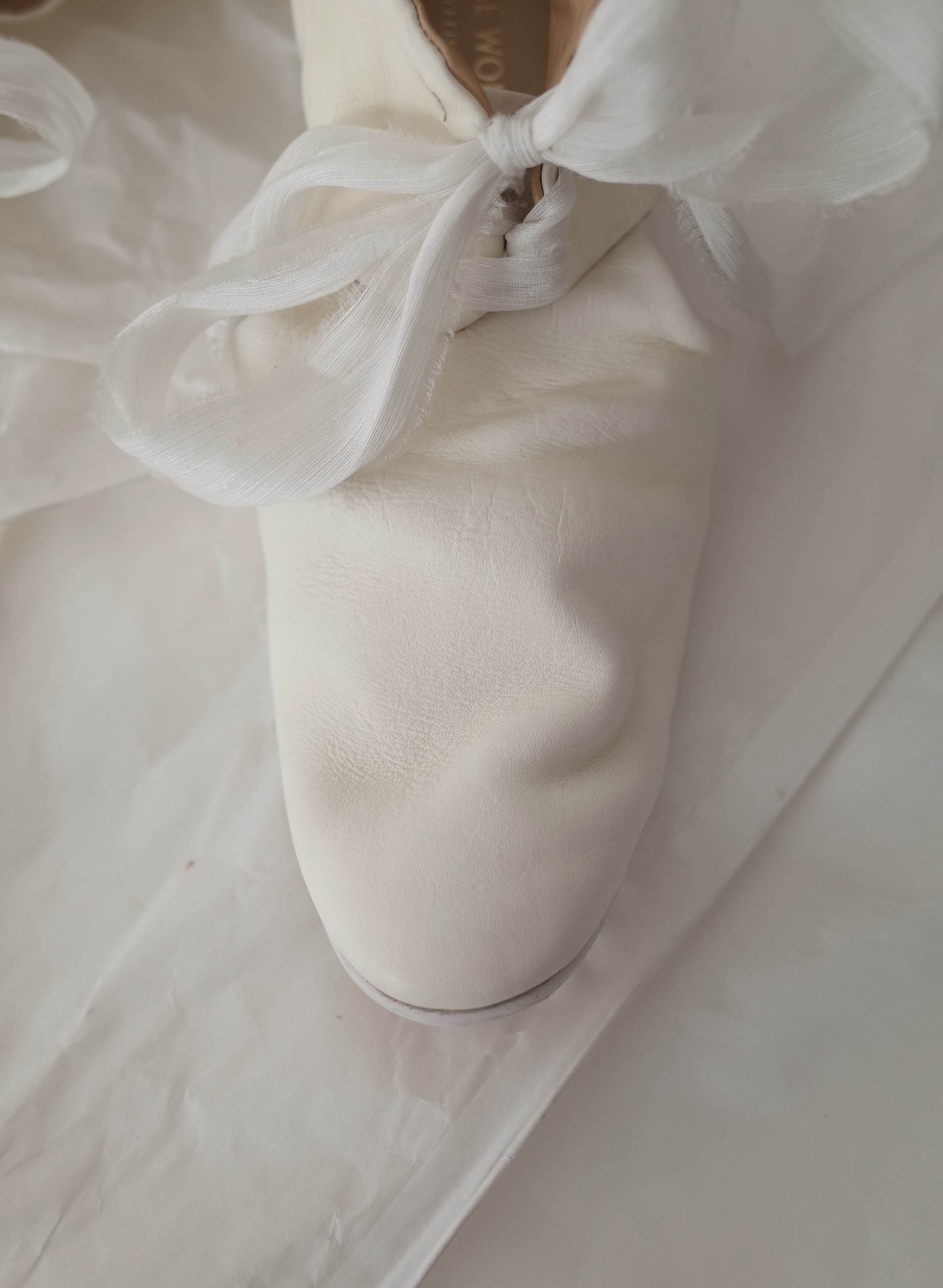 Темная обувь home work 18ss 简洁褶皱镂空丝带装饰鞋 白 atelier