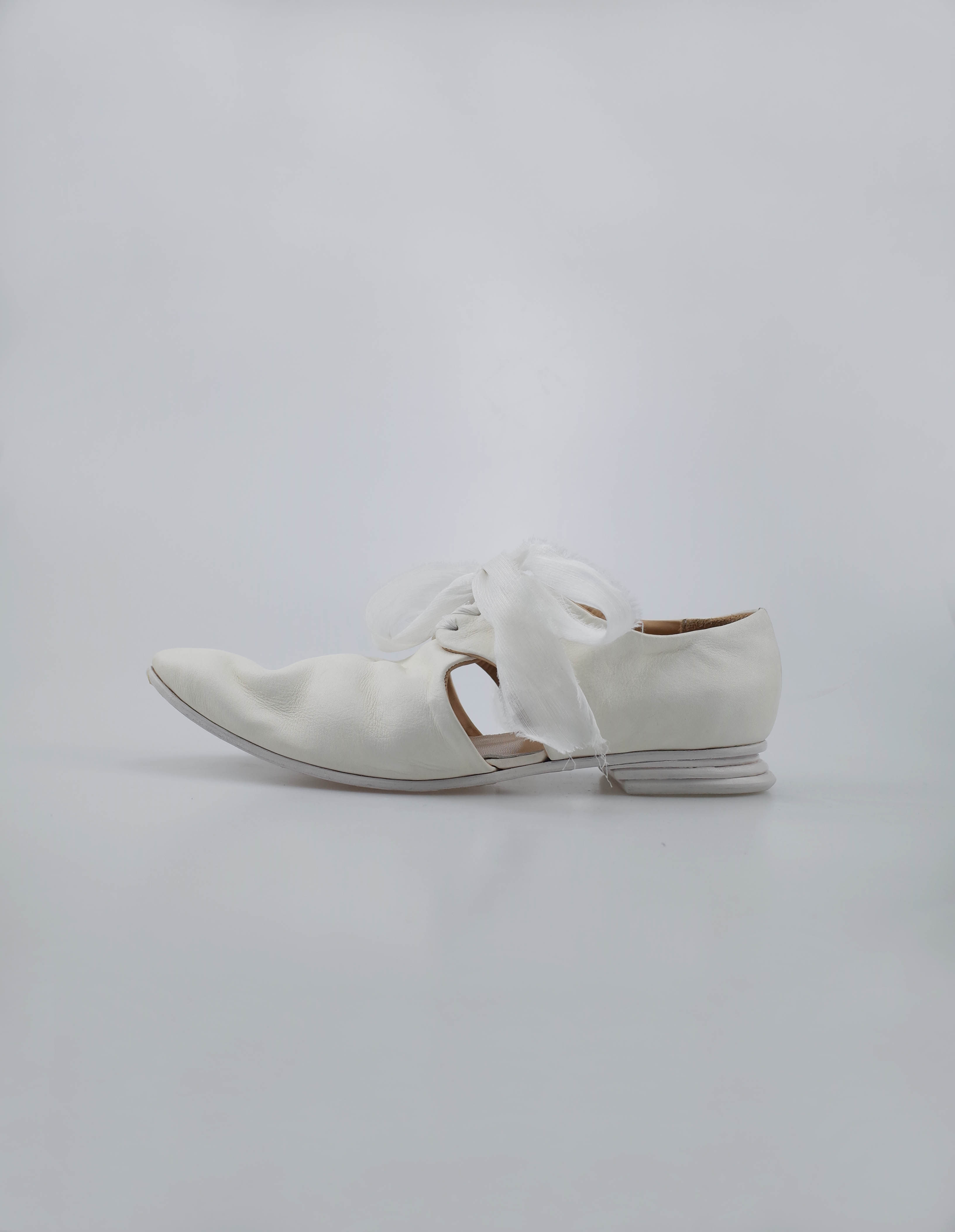 Темная обувь home work 18ss 简洁褶皱镂空丝带装饰鞋 白 atelier