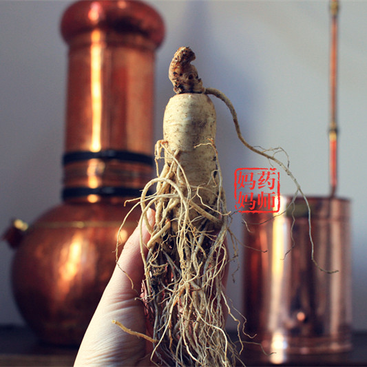 Flower time shadow high concentration ginseng pure dew aging rough dark yellow loose skin 250ml ancient copper pot distillation