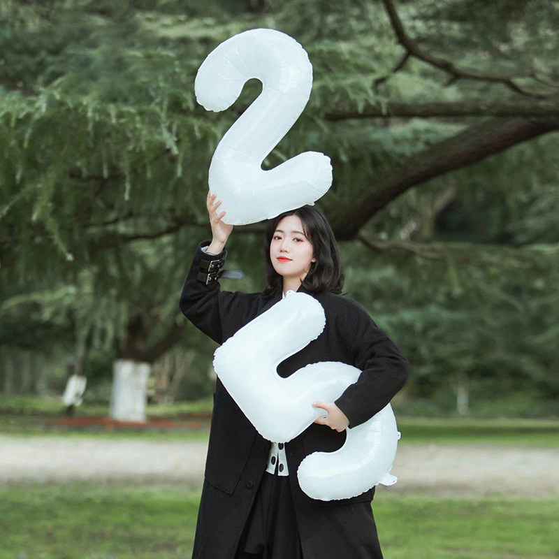 インスタグラム風の32インチ（約81cm）の白いアルミホイル製数字バルーン。誕生日パーティー、屋外パーティーの飾り付け、写真撮影の小道具に最適です。
