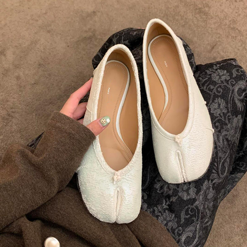 Top Version 2025 New Mermaid Tabi Split-Toe Shoes for Women, Laser-Cut White Pleated Sheepskin Ballet Flats