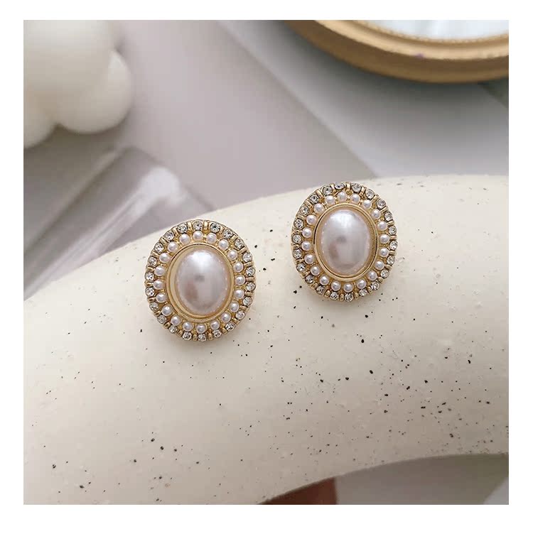 Retro Elegant Premium Pearl Diamond Inlaid Stud  All-matching Earrings display picture 4