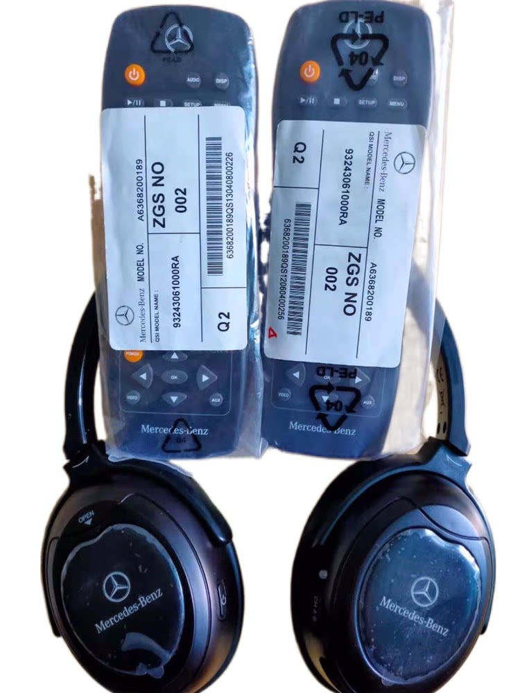 New Mercedes Benz Viano seven-seat business vehicle rear entertainment remote control and original wireless headphones