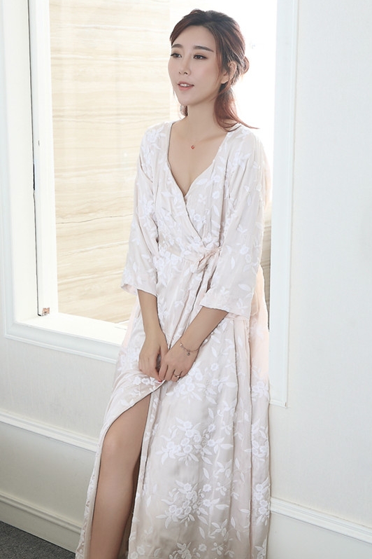 Liu Meiren Weifang áo ngủ lụa nữ mùa thu và mùa đông dài thêu nhà dịch vụ dài tay áo choàng tắm gợi cảm - Night Robe đồ ngủ lụa