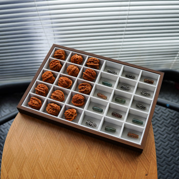 30-person divided display storage tray for toy jewelry