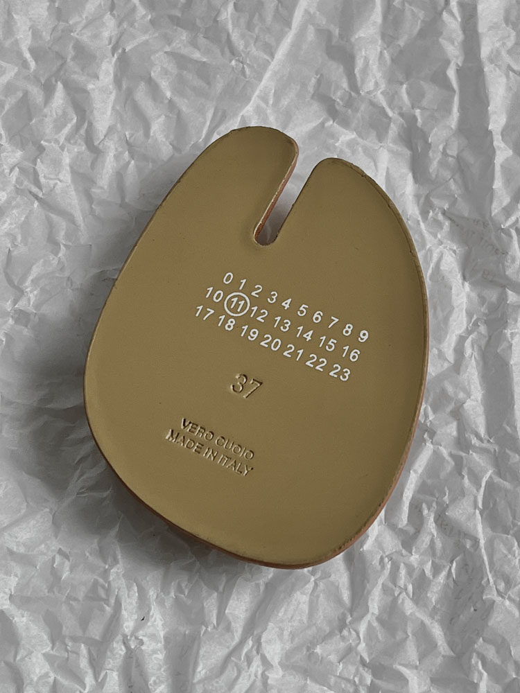 Margiela style niche special-shaped cowhide trotters cute fun retractable airbag mobile phone holder universal