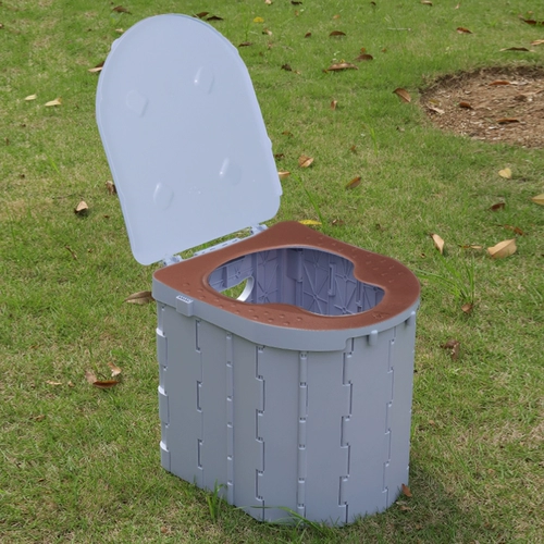 Портативный автомобиль на автомобильном туалетном туалете на открытом воздухе складывание туалета и чрезвычайная ситуация в чрезвычайных ситуациях и детьми в кемпинге