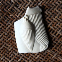 Specimens of porcelain shards from the Qianlong and Jiaqing reigns of the middle and late Qing dynasty. Samples of ancient porcelain shards from the Ming and Qing dynasties. Old porcelain shard samples