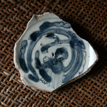 Late Ming Dynasty blue and white bowl bottom porcelain fragment specimen porcelain coaster Ancient porcelain identification blue and white fragment specimen of Ming and Qing Dynasty