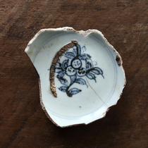 Specimens of blue and white bowl-bottom porcelain shards from the Zhengde period of the Ming Dynasty. Specimens of ancient blue and white porcelain shards from the Ming and Qing Dynasties. Fragments of old porcelain shards