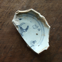 In the mid-Ming Dynasty Hongzhi Zhengde blue and white porcelain specimen specimens and fragments were used for identification of old Ming and Qing blue and white porcelain pieces.