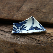 Specimens of blue and white bowl-rim porcelain fragments from the Jiajing and Wanli period of the Ming Dynasty. Specimens of ancient blue and white porcelain fragments from the Ming and Qing Dynasties. Blue and white specimens of blue and white materials.