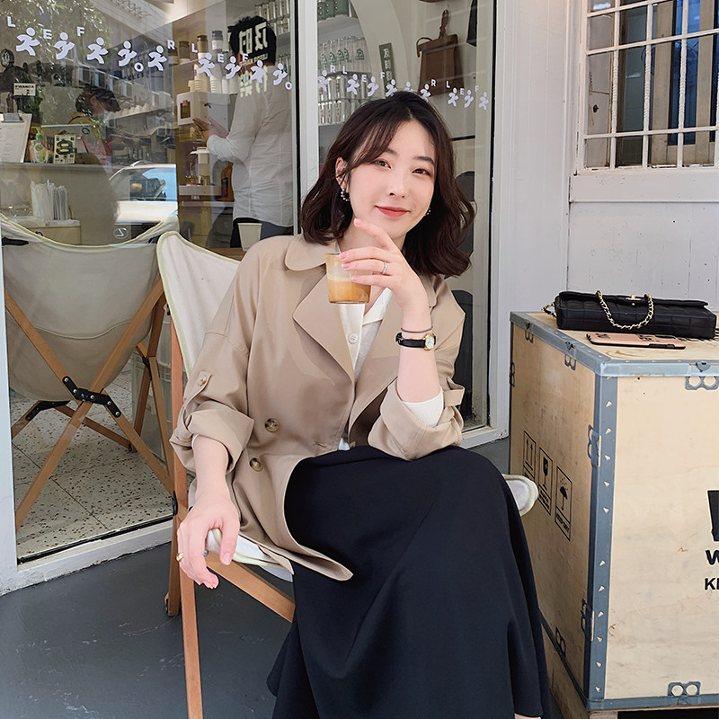 Pumpkin Valley Light oxygen thin short trench coat ~ Hepburn wind flip neck short trench coat female small man F0027