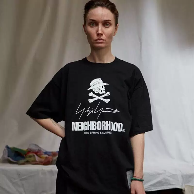 Совместная модель NEIGHBORHOOD NBHD x Yohji Yamamoto: футболка с короткими рукавами и круглым вырезом, со скульптурным принтом
