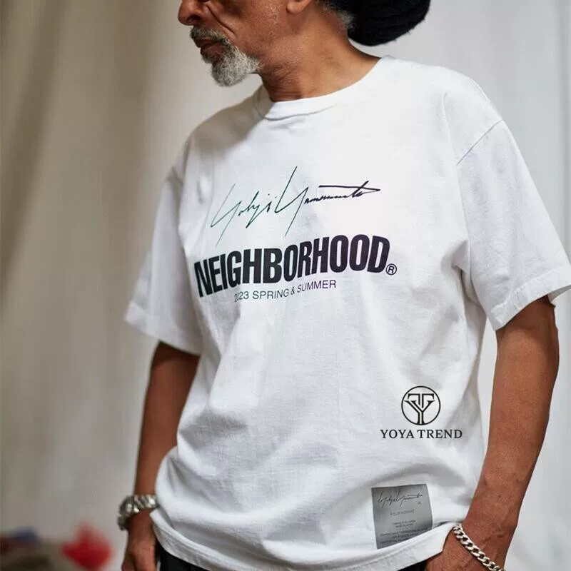 Совместная модель NEIGHBORHOOD NBHD x Yohji Yamamoto: футболка с короткими рукавами и круглым вырезом, со скульптурным принтом