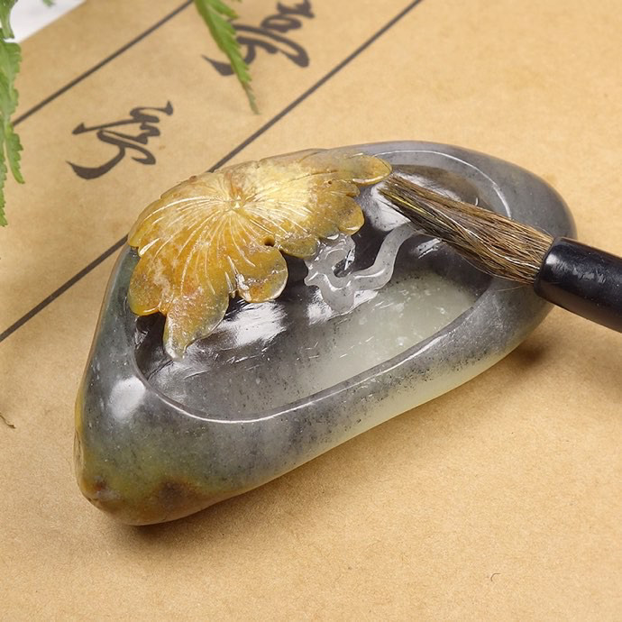 天然玉石和田玉新疆籽料荷塘夜色笔洗摆件：古韵雅致，收藏级艺术品