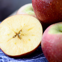 Yunnan Lijiang Ninglang ugly Apple Lugu Lake Xiaolangshan rock candy heart Apple sweet crisp seasonal fruit red Fuji