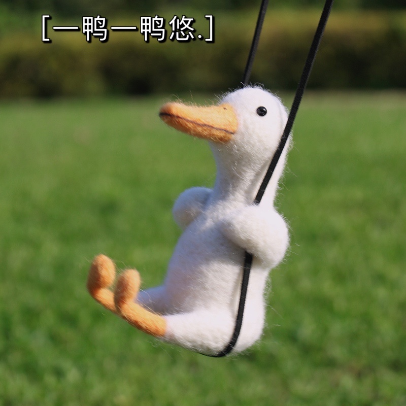 Wool felt poke le handmade diy material wrapped swing duck car pendant to give boyfriend Valentine's Day gift
