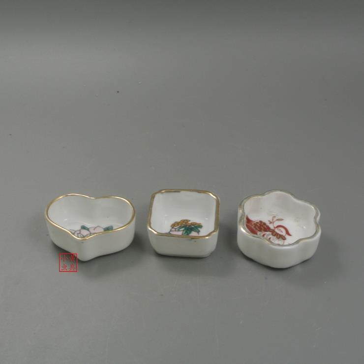 Profiled crickets water spittoon with Phnom Penh Jingdezhen to make crickets pots of utensils for the use of crickets