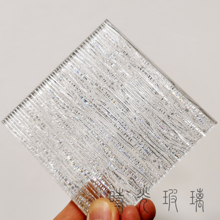 双面凹凸的艺术：银色闪点夹丝玻璃的秘密