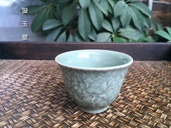 Jingdezhen bean green plum green color glaze carved peony tea tea cup Tea cup lamp Tea set owner's personal cup