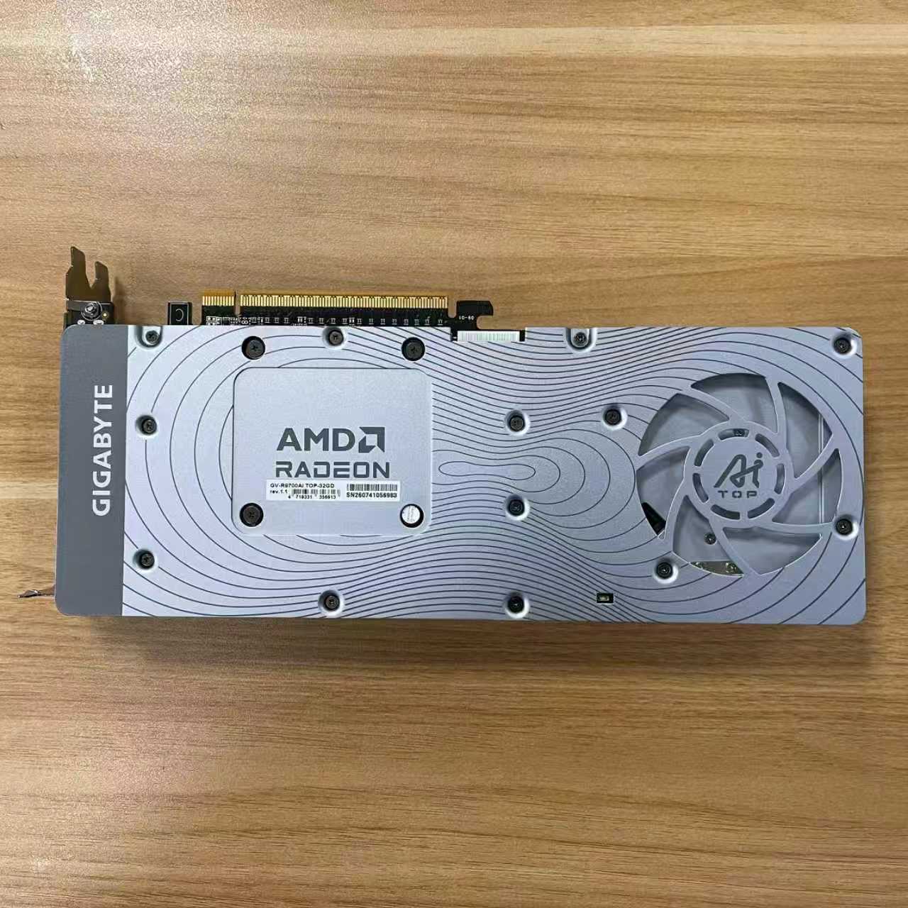 Видеокарта Gigabyte Radeon R9700 AI TOP в заводской упаковке