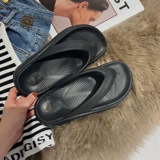 Модные нескользящие сланцы, пляжные черные мюли на платформе, подходят для носки на улице, антибактериальная пропитка, изысканный стиль, с перемычкой между пальцами