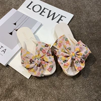 Бело-розовый, плоское дно, 1,5 см.