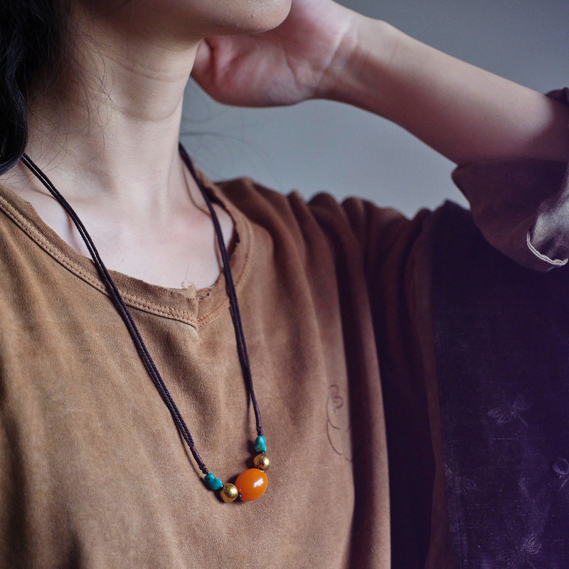 The Cover Is Decorated with Flowers, Featuring Century-Old Jujube-Shaped Beeswax Beads Paired with Nepalese Old Gold Leather Beads and Old Turquoise Necklace Beads