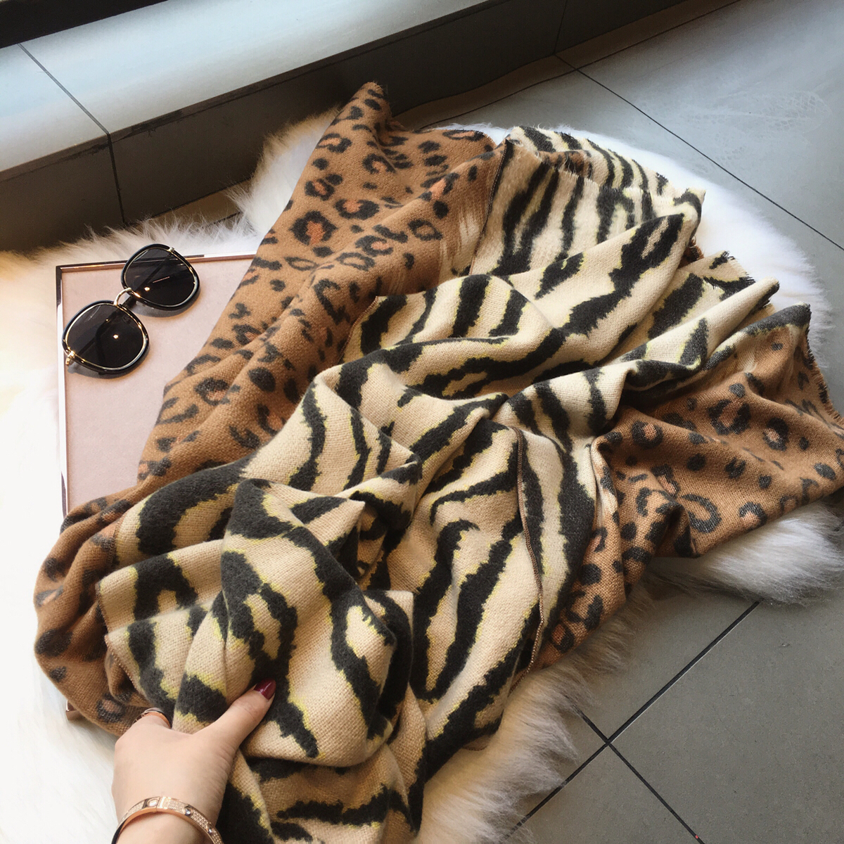 Xiao Xiao Fang Fall 2020 new European and American Bao WEN Zebra Bao WEN splice around cashmere scarf