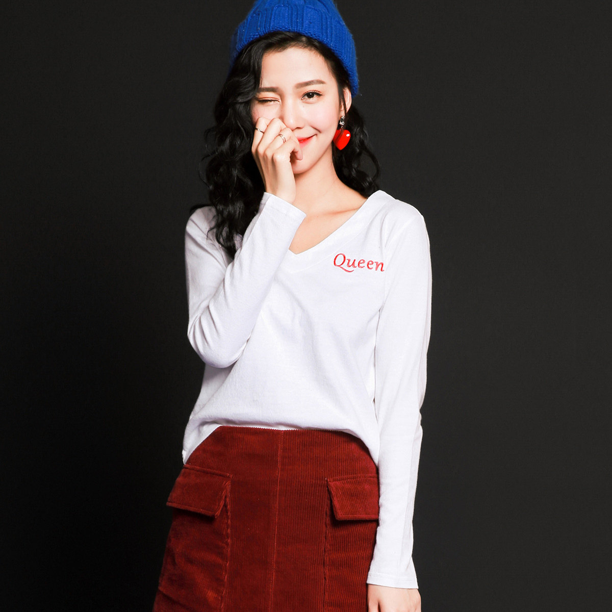 [特价]七格格 学院风字母绣花 V领纯色短款T恤女