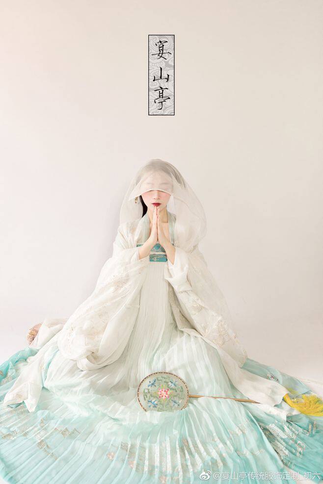 Hanfu rental (banquet pavilions) Qing emperors Qi-breasted jacket Skirt Gentian large sleeves Embroidered Green White Gradually 1Y0032