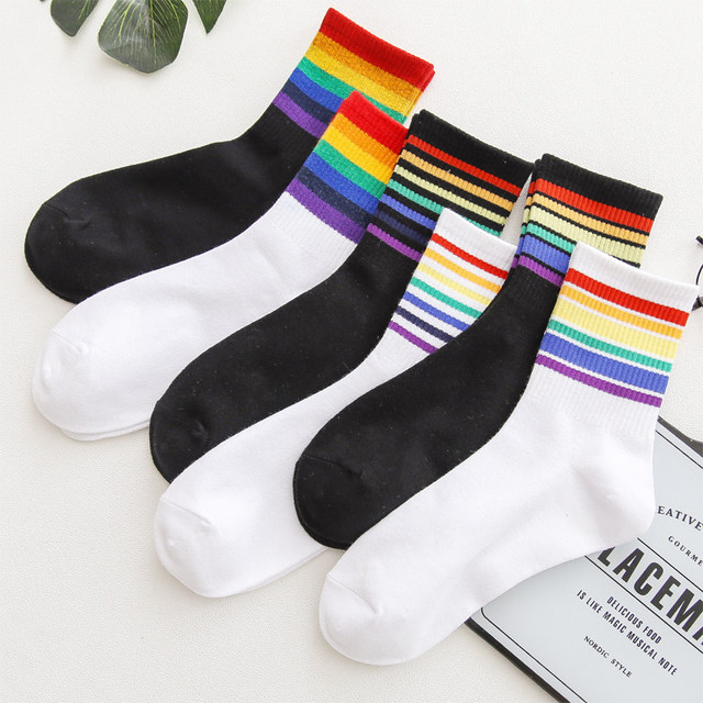 Socks ກາງ calf ຂອງແມ່ຍິງ socks ຍີ່ປຸ່ນອິນເຕີເນັດສະເຫຼີມສະຫຼອງ rainbow edge striped ດູໃບໄມ້ລົ່ນແລະລະດູຫນາວກາງຍາວຝ້າຍບໍລິສຸດ ins trend super hot high-calf cotton socks