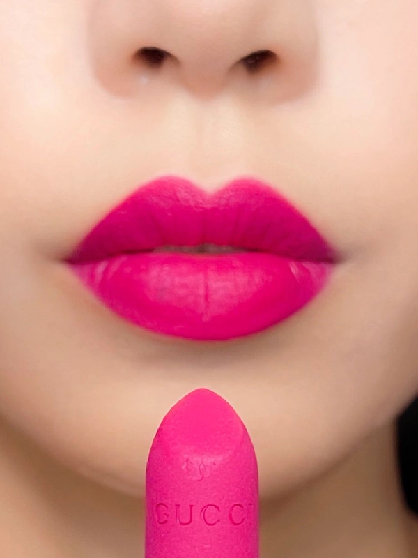 Authentic Dragon Fruit! Gucci Gucci Gold Tube Matte Lipstick 403, a Popular Color from a Popular Girl Group, Makes Fair Skin Look Even Fairer Authentic Dragon Fruit! Gucci Gucci Gold Tube Matte Lipstick 403, a Popular Color from a Popular Girl Group, Makes Fair Skin Look Even Fairer